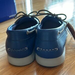 NIB Birkenstock European 40 blue genuine leather deck shoes. Mens 7 / Womens 9.
